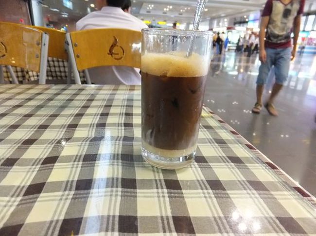 何度かＴＥＬでやり取りして、（３回目からは、ＴＥＬに出なくなったが）<br /><br />１時間程度でドライバー到着<br /><br />　ドライバーの話では、到着口Ｂ　で待っていたとの事。<br /><br />　事前に、成田からの直行便ではなく、台北から向かうので、到着口の確認はお願いしていたのですが・・・・<br /><br />　ドライバーを待つ間、ロビー内のバーで　初ベトナムコ−ヒ−を飲みました。<br /><br />　濃いコーヒーに練乳がたっぷりです