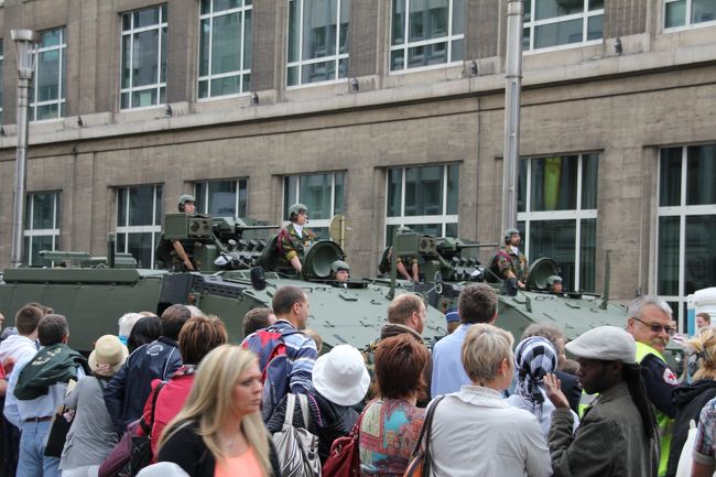 午後から軍事パレードがはじまりました。<br />空には戦闘機がビュンビュン飛んでいました。<br />色々な軍事用車両が何台も何台も、延々と続くので、移動したいのですが、道路が寸断されていて、足止め。<br />ちょっとくたびれた。