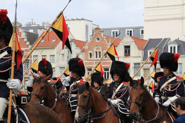 栗毛チーム<br /><br />女子の隊員もかなり居る。<br /><br />馬達もとてもお行儀が良い。<br />私達のような観光客が触ったり、並んで写真撮ったりしても、大きな反応はせず、優しい目で、許してくれている。