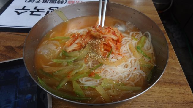 東大門近くの屋台で食べた冷麺<br /><br />味は微妙　3000Ｗ