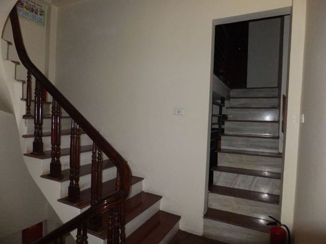 　このあたりの建物は横幅が狭く、奥行と高さがあります。<br />そのため、廊下幅が狭く、階段幅も狭く、階段角度が急峻なので、<br />大きなトランクでは壁に擦りそうになります。<br />　５階建てなのでエレベーターはありますが、エレベーターまでの廊下も狭いです　