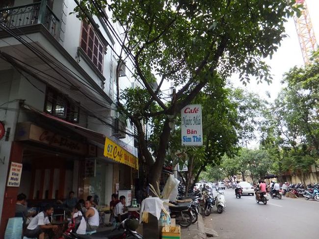 ちょっと大きな通りに出ました<br /><br />　ＰＨＯ　ＰＨＵ　ＤＯＡＤ　です