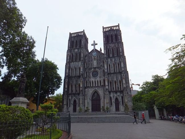 サンダル屋さんを探しながら散策<br /><br />　教会がありました