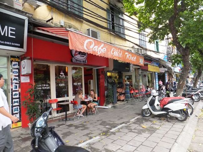 靴屋さんでサンダルを購入<br /><br />ここでも英語とアメリカドルのややこしい値段交渉です。<br /><br />　何件か回りましたが、外国人だと見るとたいていアメリカドルで値段を言われます。<br /><br />　ややこしいので、ずっとドンで交渉です。<br /><br />　やっと踵の部分に厚みのある、よさげなサンダルを購入。<br />　70万ドン（約2,800円）<br />（しかしこのサンダルも１日で壊れてしまします）<br /><br />天気が結構持ちそうなので、ｃａｆｅに入ります。<br /><br />　