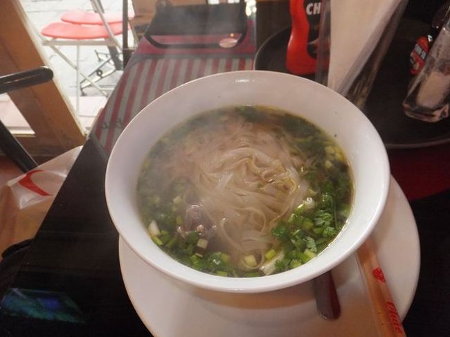 ｃａｆｅ　Ｂａｒｉｓｔａ　にて<br /><br />　そして何となく　フオー（35,000ドン）<br />