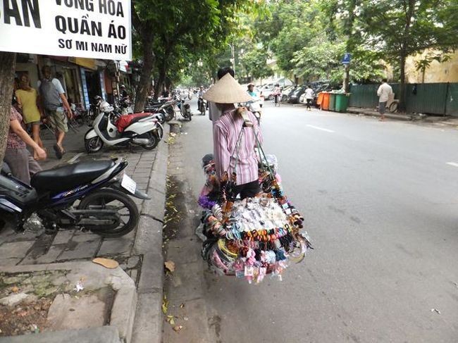 お腹も満たされたので<br /><br />今度は両替所を探します<br /><br />サンダル購入やｃａｆｅでドンを使いましたので、明日のハロン湾での<br />軍資金がありません。<br /><br />　時刻はＰＭ5：30<br /><br />　街を散策しているとこのような行商の方々をたくさん見かけます<br />
