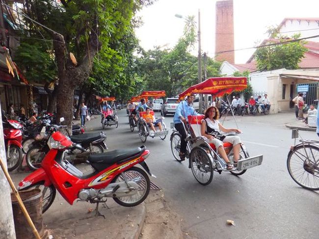 欧米人のシクロ軍団です。<br /><br />　銀行を見つけました<br />　しかし銀行はPM5：00で終了とのこと・・・<br /><br />　一般の両替所を探しますが、なかなか見つかりません<br />そうこうしてると雨が降ってきました。<br /><br />　傘を持ち歩いていないので、本降りになる前にホテルに戻ります。<br /><br />　結局ホテルで両替　￥10,000→2,200,000ドン<br />最悪のレートです。<br /><br />　明日の朝AM8:00にハロン湾への迎えが来てしまうので<br />両替はここで断念<br /><br />　＊レートが悪いと評判のノイバイ空港での両替は<br />　　￥5,000→1,315,100ドンでした。<br /><br /><br />　