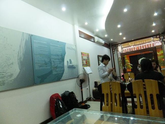 7月25日<br /><br />　いよいよメインイベントの　【世界遺産　ハロン湾】に行ける日になりました！<br /><br />　しかし外は雨です。TVやネットの天気予報は、雨時々雷雨の予報です。<br /><br />　写真はホテルでの朝食風景です。<br />６人掛けのテーブルで建物幅の7割ほどが埋まってしまっています。<br />このホテルでは、フロントのすぐ脇にこの６人掛けテーブルが前後方向に２つあり、これが、レストランになっています。<br /><br />　あとはフロント前に２人掛けソファーが２つありますが、食事できるテーブルは<br />ありません。