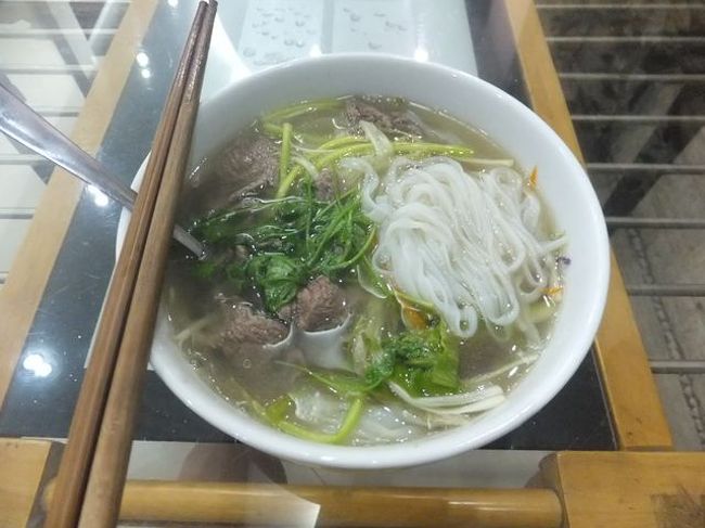 朝食は、メニューから選ぶ方式で、注文を受けてから作るようです。<br /><br />　私は迷わず　フォー　を注文です