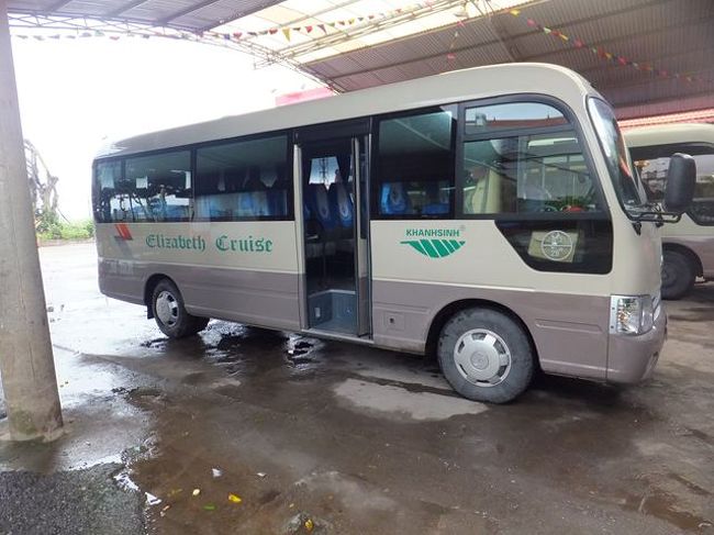 AM8：20<br /><br />　予定より20分遅れでマイクロバスの到着です。<br /><br />　このマイクロバスには<br />　　欧米人カップル<br />　　マレーシアからのご夫婦<br />　　ベトナム人カップル<br />　　年配の中国人？２名<br />　　そして日本人の私<br />　　合計９名のお客で出発です。<br /><br />このマイクロバスには、英語が達者なガイドさんが同乗していました。<br />ずーと英語で喋りまくる、ベトナム人ガイド。<br /><br />　「日本語ができますか？」の問いに、「おはよう」「ありがとう」のみ<br />後はすべて英語で・・・・<br /><br />　英語が分からない私はずっと車窓を眺めています。　　<br />　　<br /><br />　