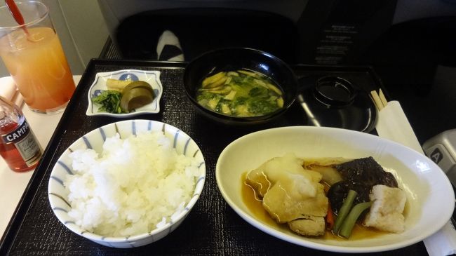 機内食３<br /><br />台のものが増えてる<br /><br />機内食レベルアップかな<br />（いや、今までがひどすぎた！）