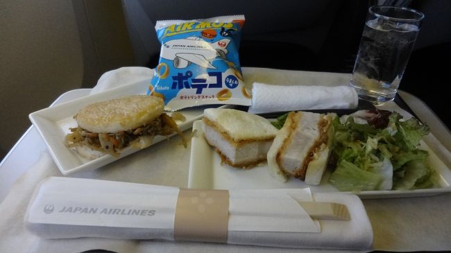 2回目の機内食<br /><br />モスライスバーガーたのんじゃいました(^^ゞ<br /><br />味は○