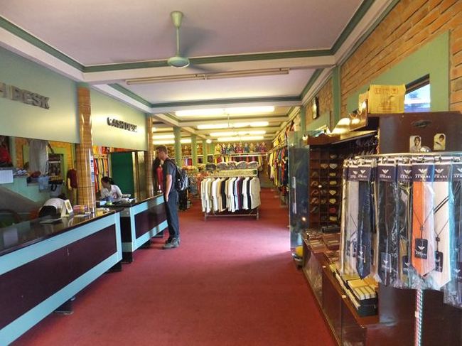 ここのお土産屋さんは高級ものばかり<br /><br />　たぶんここが本来の休憩場所だったのでしょうが、<br />欧米人カップルがトイレに行きたいらしく、何度も「休憩はいつになるんだ！」と怒鳴っていましたので前のドライブインで休憩したのでしょう。<br />