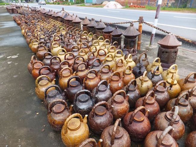 お土産屋さん前の路上で見かけたもの。