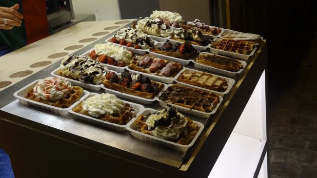 街のいたるところにワッフル売っています。