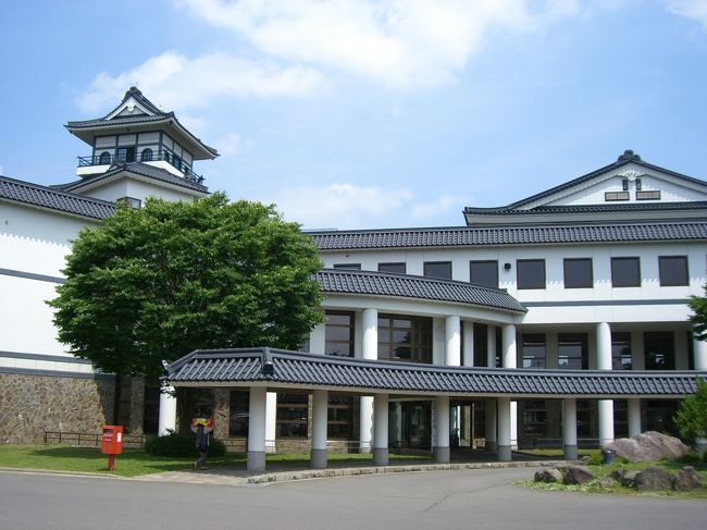 八甲田山を越え、津軽地方にある「田舎館村」へ行ってみた。<br /><br />　自宅から２時間弱で到着。<br /><br /><br />写真は、田舎館村役場。<br /><br />お城の天守閣が展望台になっている。<br /><br /><br />