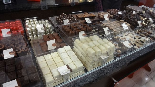 チョコレート屋さん<br /><br />買ったら他のチョコレート味見させてくれた