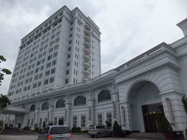 バスは10分ほど走って、レストランに到着<br /><br />　ここで私以外の乗客は全員レストランへ・・・<br />私も誘われましたが、ドライバーにホテル地図を見せて、ホテルに行きたい事をアピール。<br /><br />　するとドライバーはしぶしぶホテルに連れて行ってくれました。<br /><br />　写真は今夜宿泊の【Royal Hotel &amp; Villa】4つ星ホテルです<br /><br />　しかしここで大事件！<br /><br />　なんと予約日が昨日の日付になっています<br /><br />　予約票を確認すると、間違いなく昨日の日付！<br />またもやっちまいました！<br /><br />　結局、新規予約で本日、同タイプの部屋がとれましたが、とんだ出費になってしまいました。<br /><br />　手持ちのドンでは支払いきれないので、クレジットカードで支払い<br /><br />　ホテルにチェックインするまで、全然気づきませんでした（超反省！）<br /><br />　