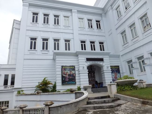 このホテルは<br /><br />　プール　<br />　カジノ<br />　カラオケ<br />　スパ<br /><br />　とそろってる四つ星ホテルです。<br /><br />　写真はカジノが入っている建屋