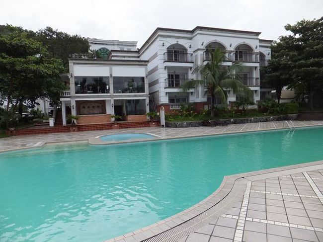 私の部屋は、真下にプールがあるこの建屋です