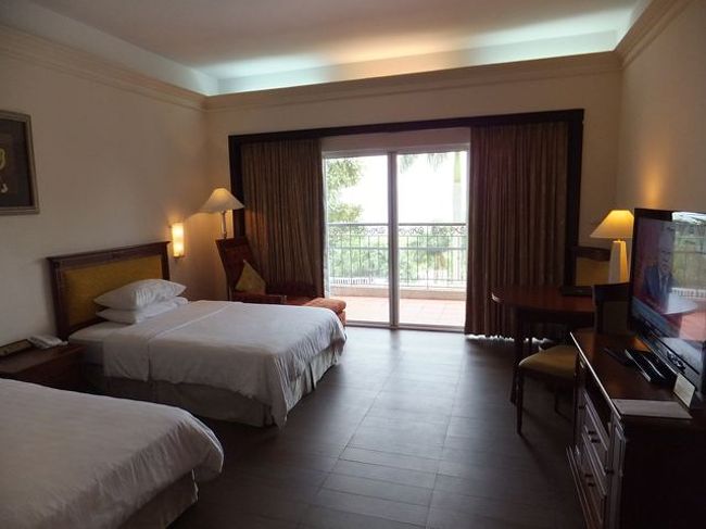 部屋の様子<br /><br />　正面窓から、ハロン湾が一望できます<br /><br />　残念なのが天気です。<br /><br />　雨が降ったりやんだりです<br /><br />