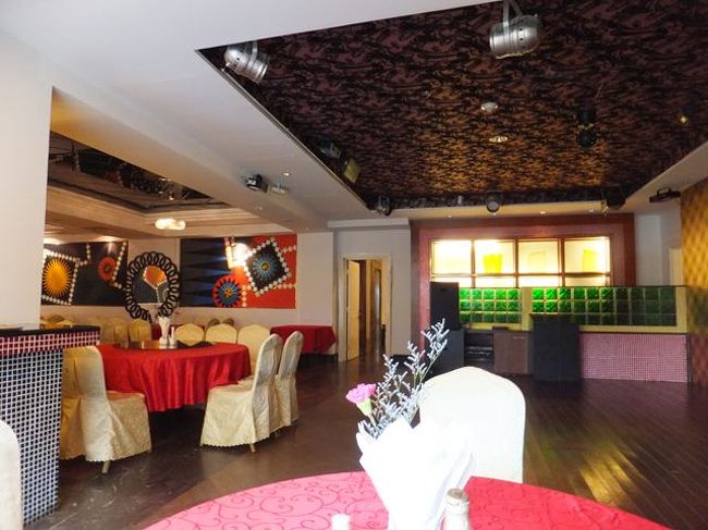 部屋で荷物を降ろして<br /><br />　どうしてもビールが飲みたくなって、近くのコンビニを聞きましたが<br />「ここから１ｋｍ歩く」との事なので、ホテル内のレストランでビールと軽食を頂くことにしました。<br />