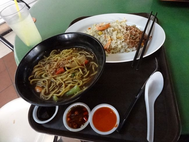 マックスウェルフードコート<br /><br />ホッケンミーとフライドライス　計6ドル