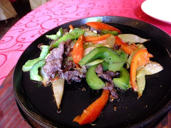 ホテル内のレストラン<br /><br />　少し小腹が空いたので、牛肉と野菜の鉄板焼きを<br /><br />　このレストランは中華料理の様です<br /><br />　