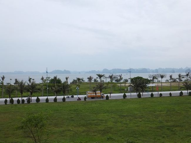 軽く食事を終えたので、コンビニを探しがてら、散策します<br /><br />　ホテル前の通りです<br /><br />　この通りを左方向に向かいます<br />