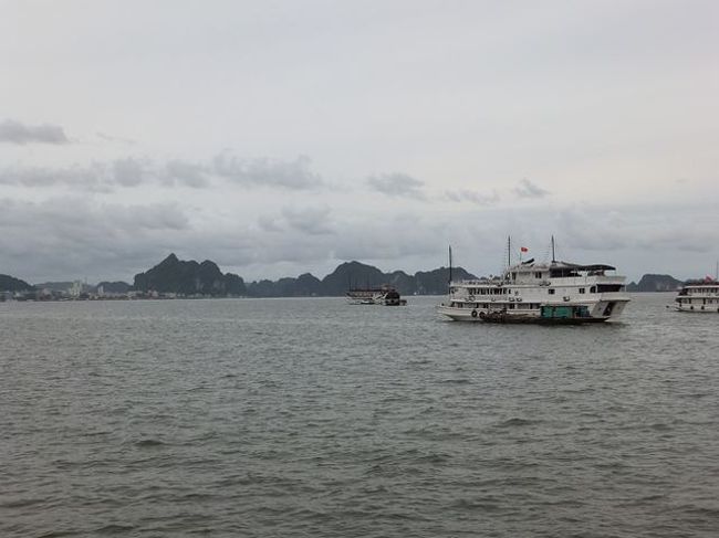 通りからのハロン湾<br />