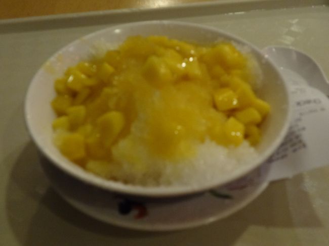 どっかのフードコート<br /><br />マンゴーアイス<br /><br />1ドル　値段どーりの味△