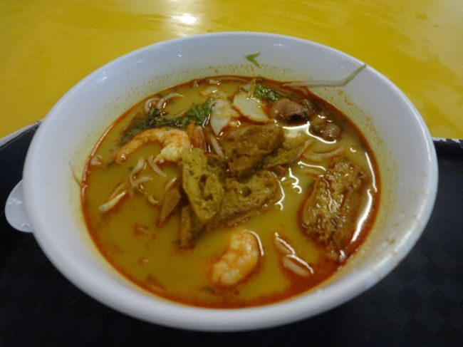 チャイナタウンのコンプレックス<br /><br />ラクサ　３ドル<br /><br />味は○<br /><br />