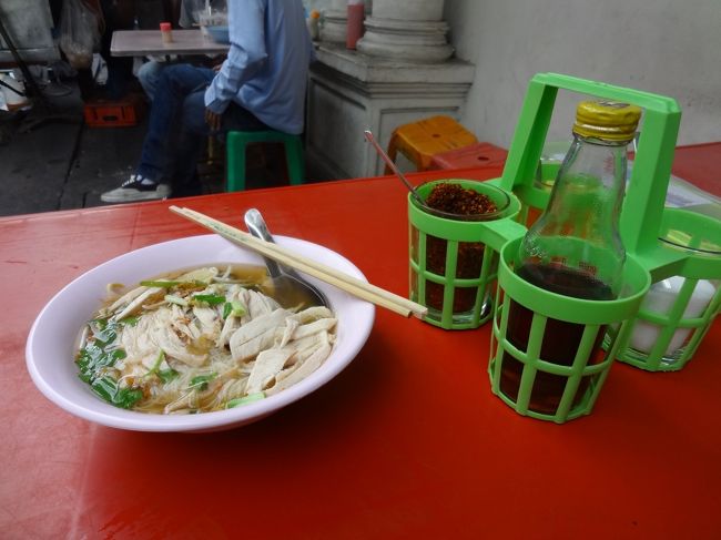 ホテル近くの屋台めし<br /><br />これが抜群にうまい30B<br /><br />バミーの中で間違いなく?１<br />