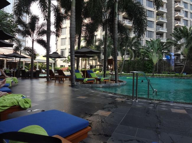 コンラッドのプール<br /><br />静かな雰囲気で◎