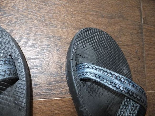 コンビニでの買い物を終え<br /><br />　シャワーを浴びようとサンダルを見ると、もうボロボロになっていて<br />サンダルの破片が散乱しています。<br />　たった１日で壊れてしまった高級サンダル・・・<br /><br />　