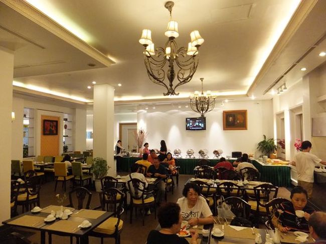 今日のハロン湾クルーズは絶望的になってしまいましたが、<br /><br />明日AM10:00ピックアップで4時間のクルーズコースならPM15:00には<br />ハノイに向け出発できて、PM19:00にはホテルに着くだろうと考えていましたが・・・・・<br /><br />写真は翌朝の朝食風景です<br /><br />ここでも中国人が多かったです。すこし韓国人もいました。<br />日本人は会話されていないと区別がつかないので、見つけられませんでした。