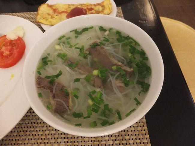翌日のホテルでの朝食<br /><br />　やはりメインは　フォー　になってしまいます。<br /><br />　さてAM10:00のピックアップまで、また壊れたサンダルで散策しようと思いましたが、突然のスコールと雷！<br /><br />　散策は諦め、部屋でネットサーフィンで情報収集・・・