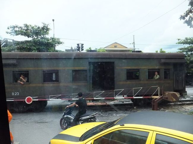 ハロンからハノイに向かう車窓から<br /><br />　初めて見た鉄道の車両<br /><br />　軍人さんらしき人が乗ってます<br /><br />　ベトナムは社会主義国だと思い出しました。<br /><br />　しかしこの車両が通過した後
