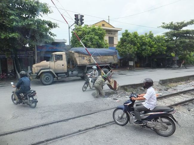 鎖で遮断機をロックします。<br />