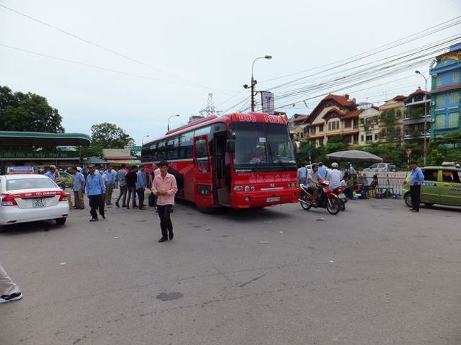 　ハロンからのバスに水色のシャツを着た方々が大勢いますが、<br />バイクタクシー、タクシーの勧誘の方々です。<br /><br />バスが到着したときはこの３倍の人がバスに群がっていました。<br />この時の勧誘はさほどしつこくありませんでした。<br /><br />ほんの数分でこの程度の人数になってしまいました。<br /><br />ここからは、ホテルに直行せずに<br /><br />　レストラン　クアンアンゴン　へタクシーで向かいます<br />ハノイで一番行きたかったレストランです。<br /><br />　