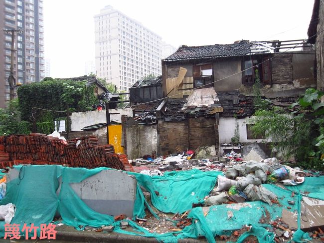 ここのあと数軒の住民が立ち退きに同意したら、きっとこのエリアも高層マンションに生まれ変わるのでしょう。