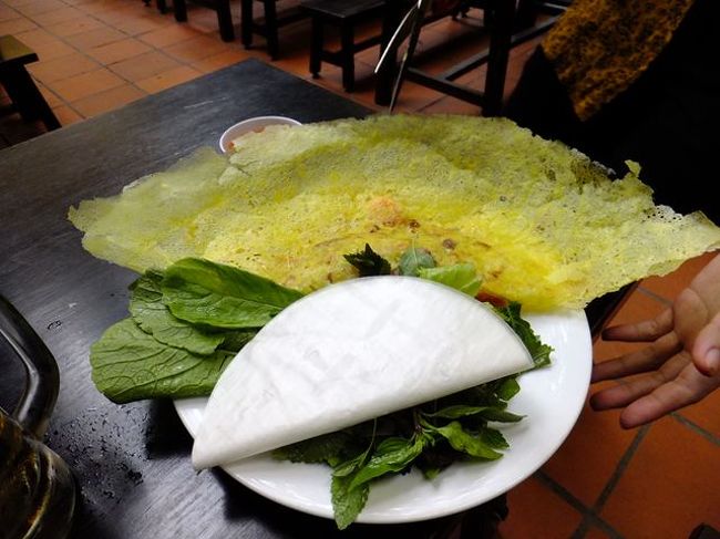 クアンアンゴン<br /><br />　このお店はハノイ（北部）では珍しい　バインセオ　（お好み焼き）を出すことで有名らしいです（ガイドブックによる）<br /><br />　まずビールとこの　バインセオ　を注文しました。<br /><br />