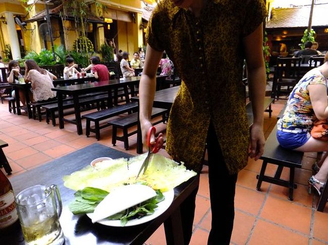 この黄色い薄皮をハサミでチョキチョキ<br /><br />この様子の動画を以下にUPしました<br /><br />Vitnam Hanoi [QUAN AN NGON] Banh xeo　ハノイ　クアンアンゴンでのバインセオ<br />https://www.youtube.com/watch?v=k4z3hMmDcc0<br /><br />