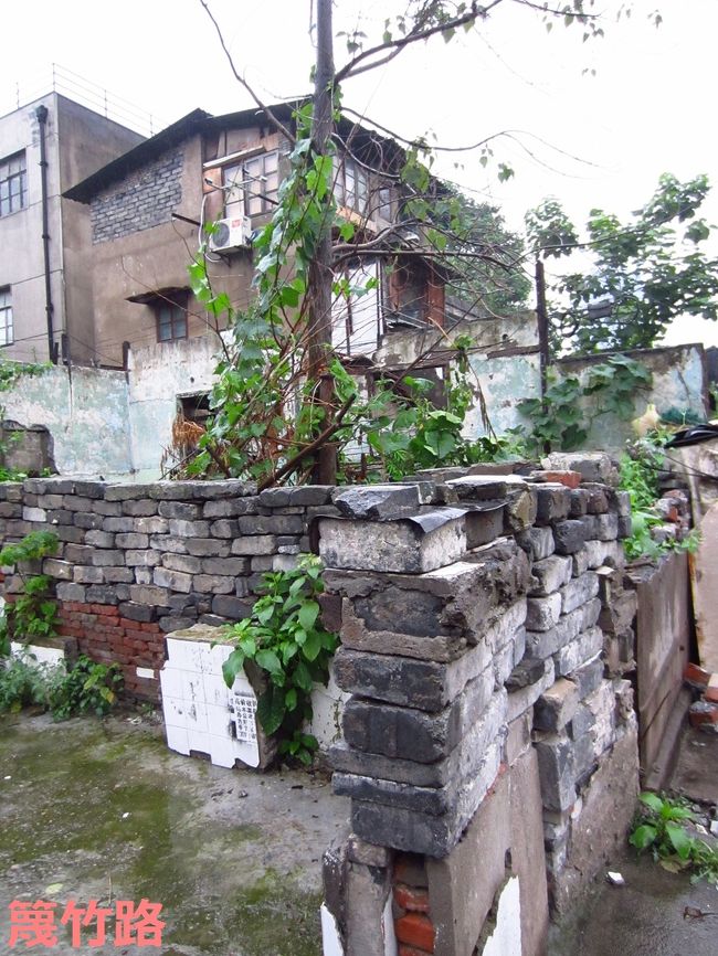 実はここらへんの建物も廃墟のように見えて、まだ人が住んでいるようでした。歩いていたら、お風呂を終えたばかりの女性が出てきました。