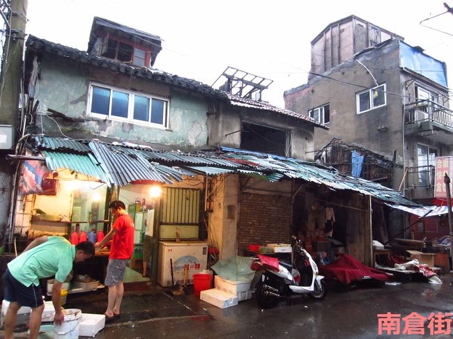 路地裏にそんなお店が何軒か…