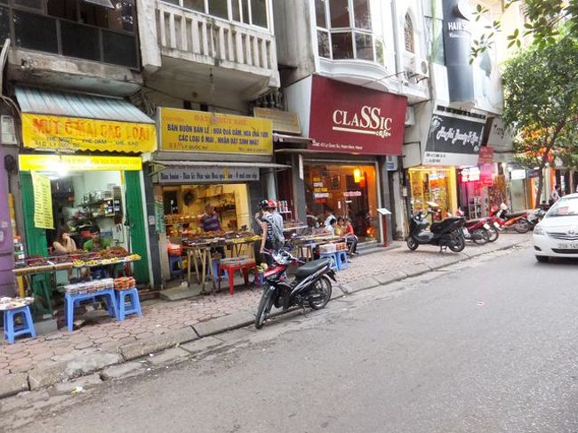 ホテルに戻るとマネージャーが何で勝手に帰ってきたんだ！<br />と息巻いています。<br /><br />　こちらはお腹がいっぱいであまり怒る気にもなれず、<br />今までの事情を説明。<br /><br />　ここでは筆談ができたので、ハロン湾クルーズが嵐で中止に<br />なったこと、ピックアップがAM10：00からPM12:00に変更になった事を<br />知ることになりましたが、もうあとの祭りです。<br /><br />　結局、ハロン湾クルーズは実現できなかったのです。<br /><br />　さて明日は帰国です。<br />マネージャーにくどいように、明日のピックアップ時間の確認をし、<br />回りのスタッフ２名にも確認しました。<br /><br />　さて、あとは市内でお土産を買って、本日は終了です<br /><br />写真は夕方の食事時でも空いているお店です<br />