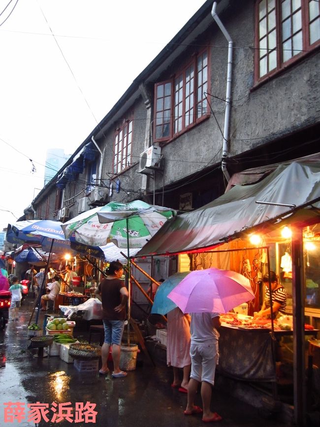 結構にぎわっている市場。