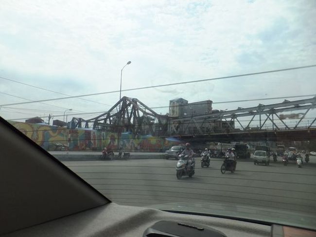 やはりタクシーは時間通りにこない、スタッフ大慌てでＴＥＬしまくりです。<br /><br />　夕べのマネージャーとのやりとりを聞いていたのでしょう。<br />中には、ホテルを飛び出して外を確認するスタッフもいます。<br /><br />　ソーリーソーリーと何度も繰り返すスタッフ・・・<br /><br />　４５分ほど遅れて手配された車が来ました<br /><br />　なぜか最終日は天気が良いのです・・・<br /><br />　写真は、ノイバイ空港に向かう途中のロンビエン橋です<br />天気が良ければこのあたりまで、散策にこようと思っていました。<br /><br />　４０分ほどで空港に到着！<br /><br />しかしまたも事件が！！！！！！