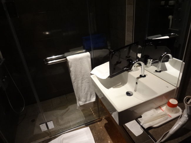 ＪＡＬラウンジ<br /><br />シャワー室<br /><br /><br />実は・・・・<br />サクララウンジのシャワールームの方が広いんです(>_<)