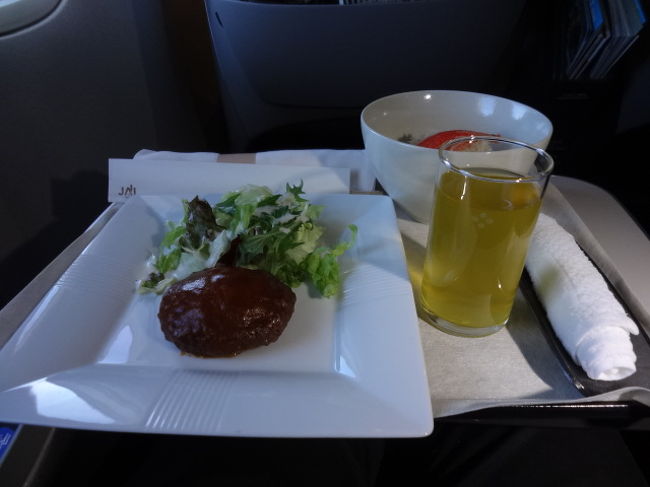 2回目の食事<br /><br />ハンバーグ＆カニ御飯<br /><br /><br />う〜〜〜ん　微妙(>_<)